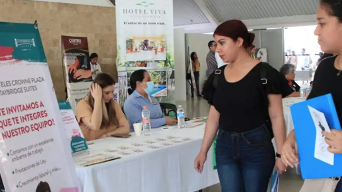 Mujeres-En-Una-Feria-Del-Empelo