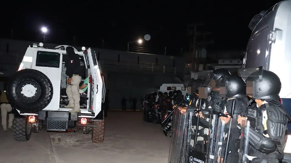 policía en penal