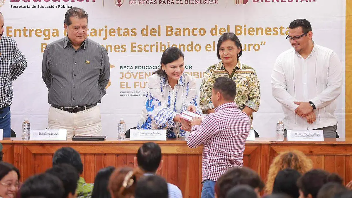 La-Alcaldesa-De-Centro-Entrega-Tarjeras-Del-Bienestar