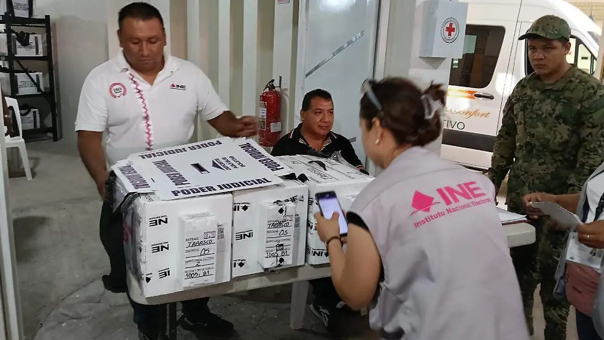 Personal-Del-INE-Revisando-Paquetes-Electorales