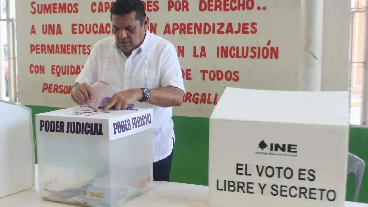 Gobernador Javier May votando elección judicial