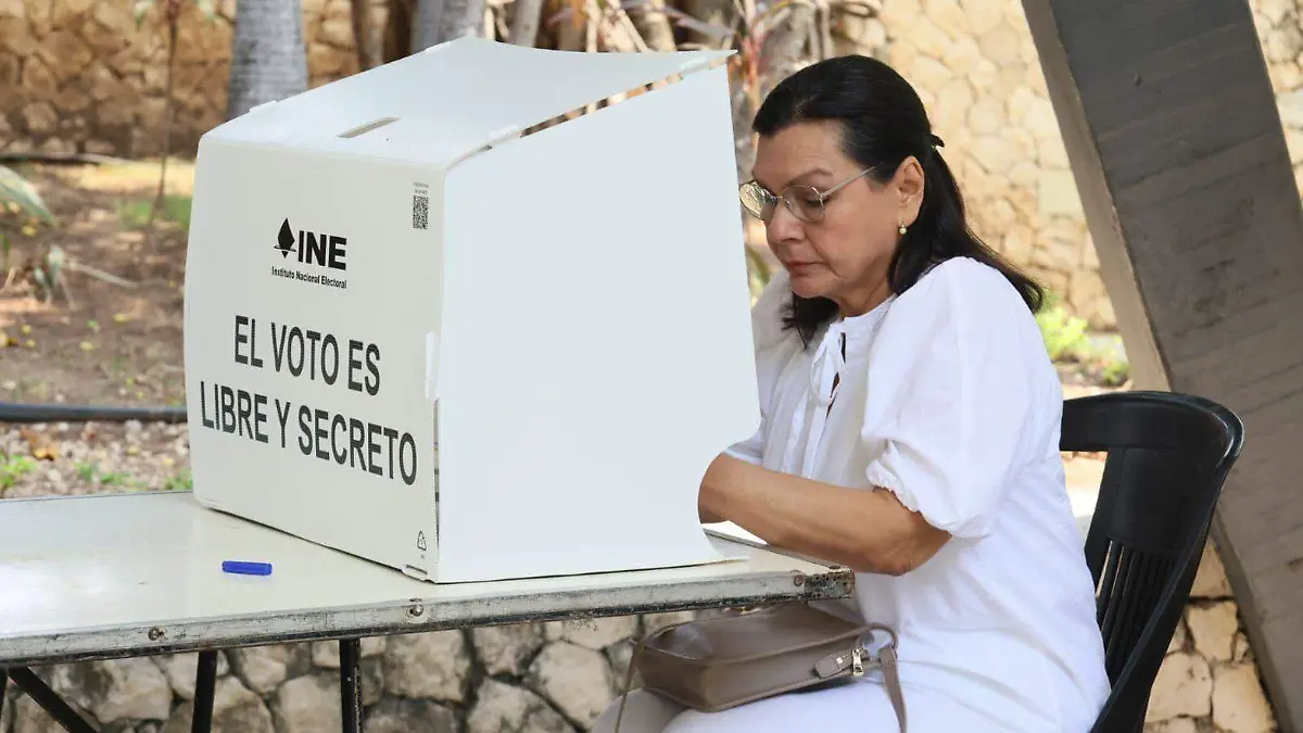 Yolanda Osuna alcaldesa de Centro emite voto elección judicial