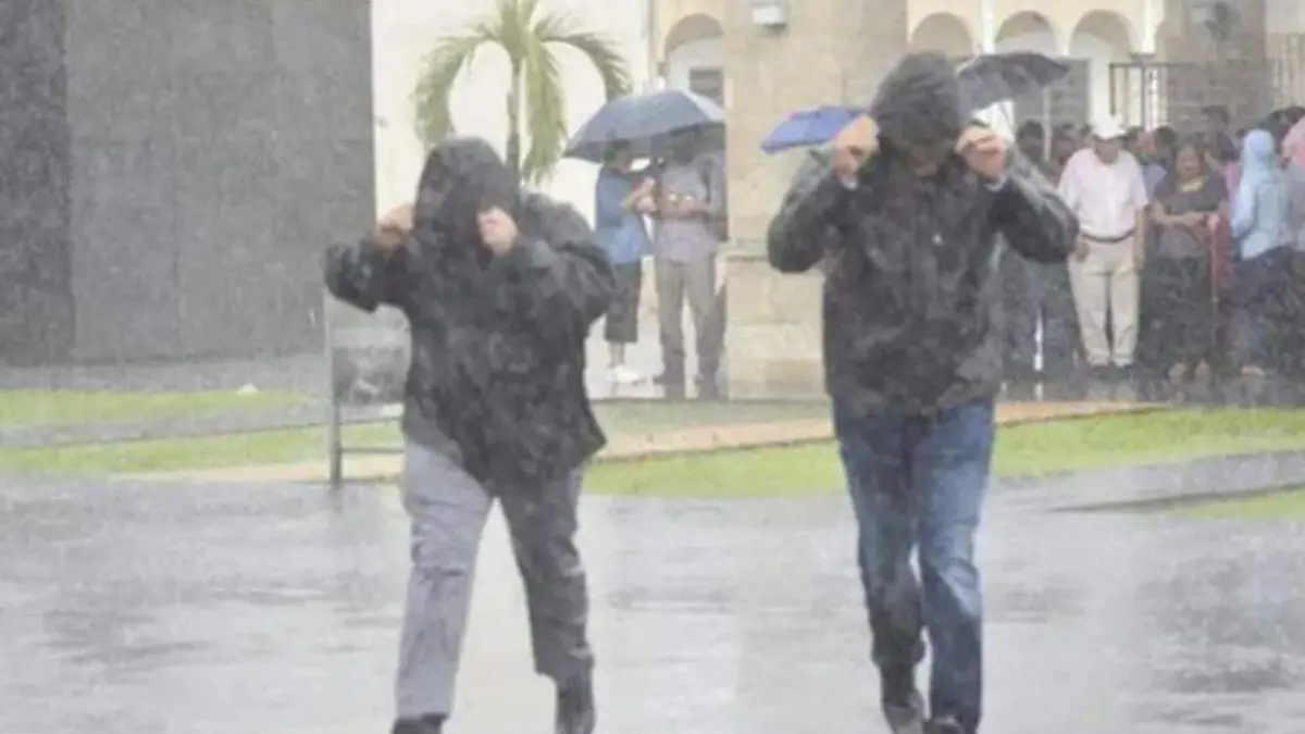 Personas-Se-Protegen-De-La-Lluvia
