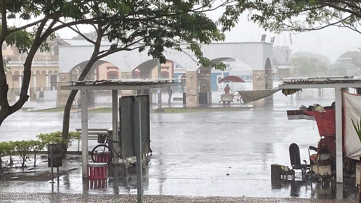 Lluvia-En-Plaza-De-Armas copia