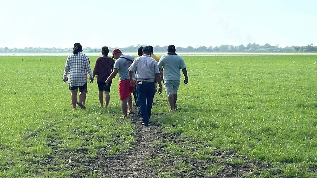 Pobladores-Caminan-En-Laguna-Seca