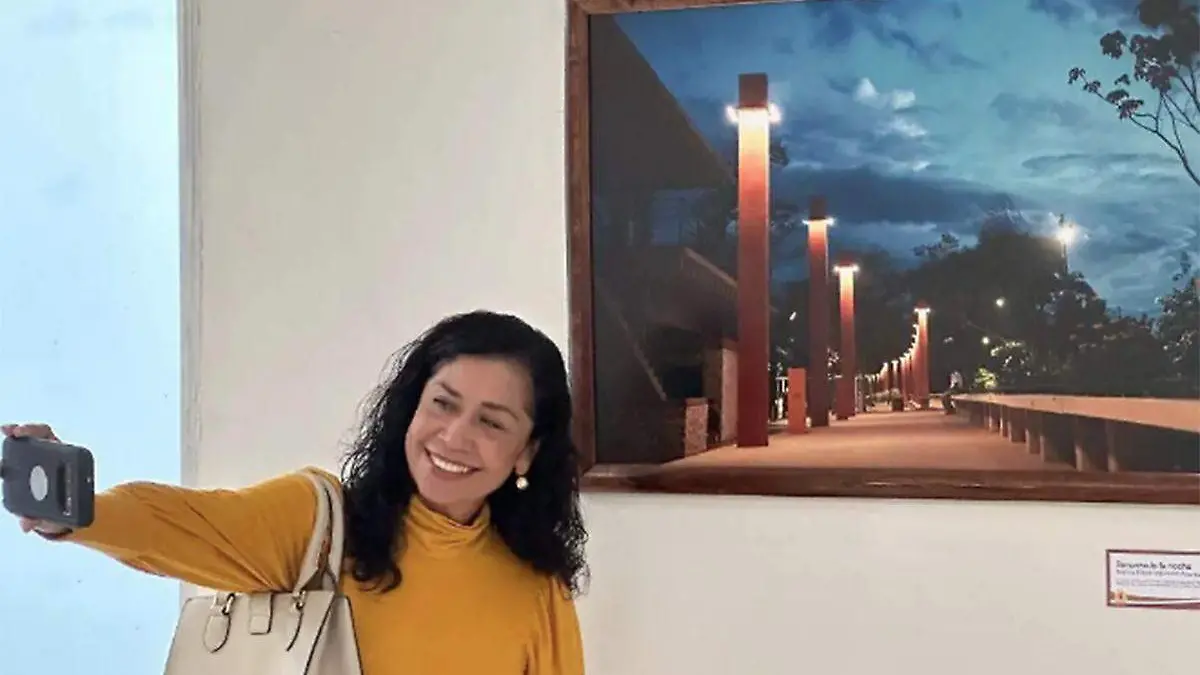 Mujer-Tomando-Una-Foto