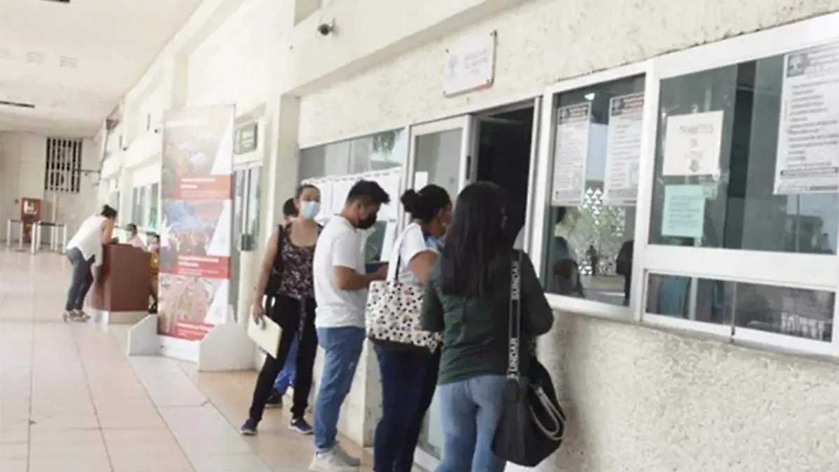 Personas-Pagando-Impuestos-En-Centro