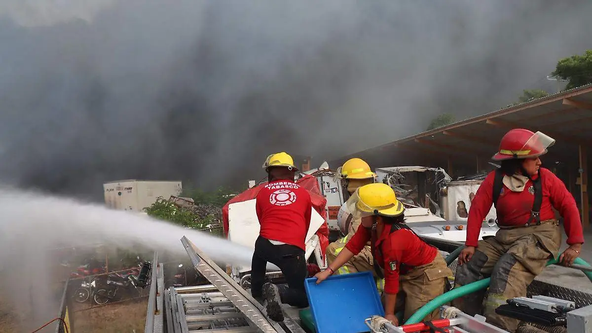 Bomberos-Combatiendo-El-Fuego