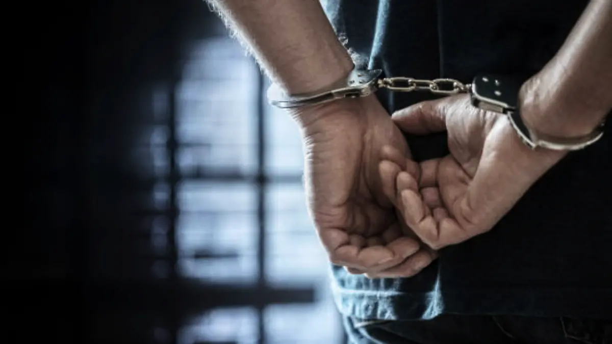 persona detenida-esposada