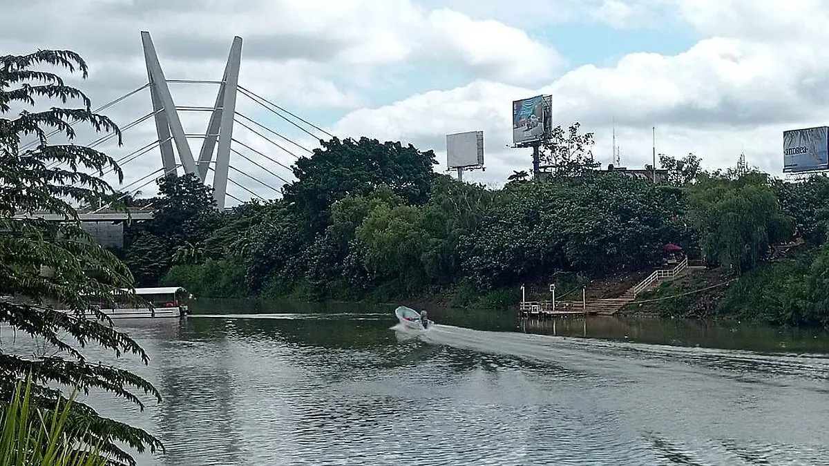 Lancha-Navegando-En-Un-Río copia