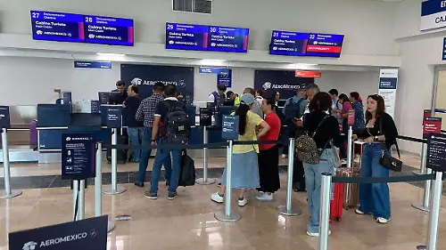 Personas-Comprando-Boletos-En-El-Aeropuerto copia