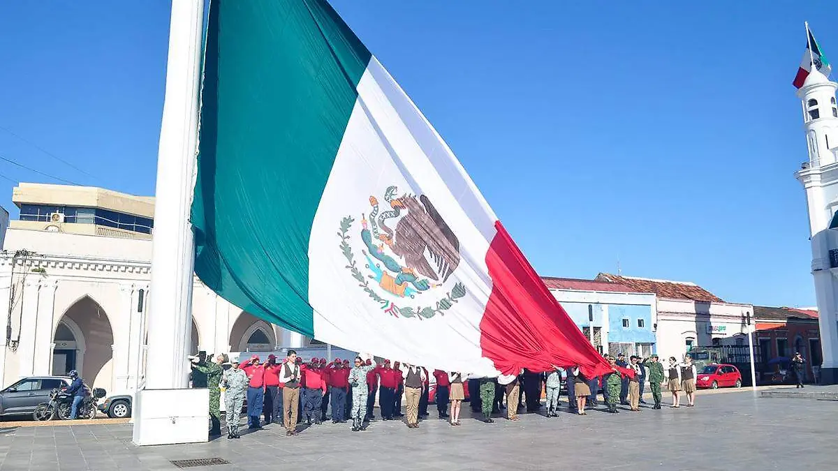 Homenaje-A-La-Bandera-En-Plaza-De-Armas