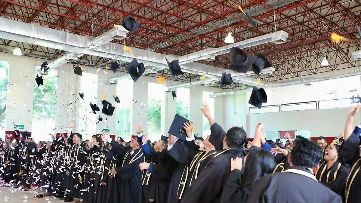 Estudiantes-Festejando-Fin-De-Curso