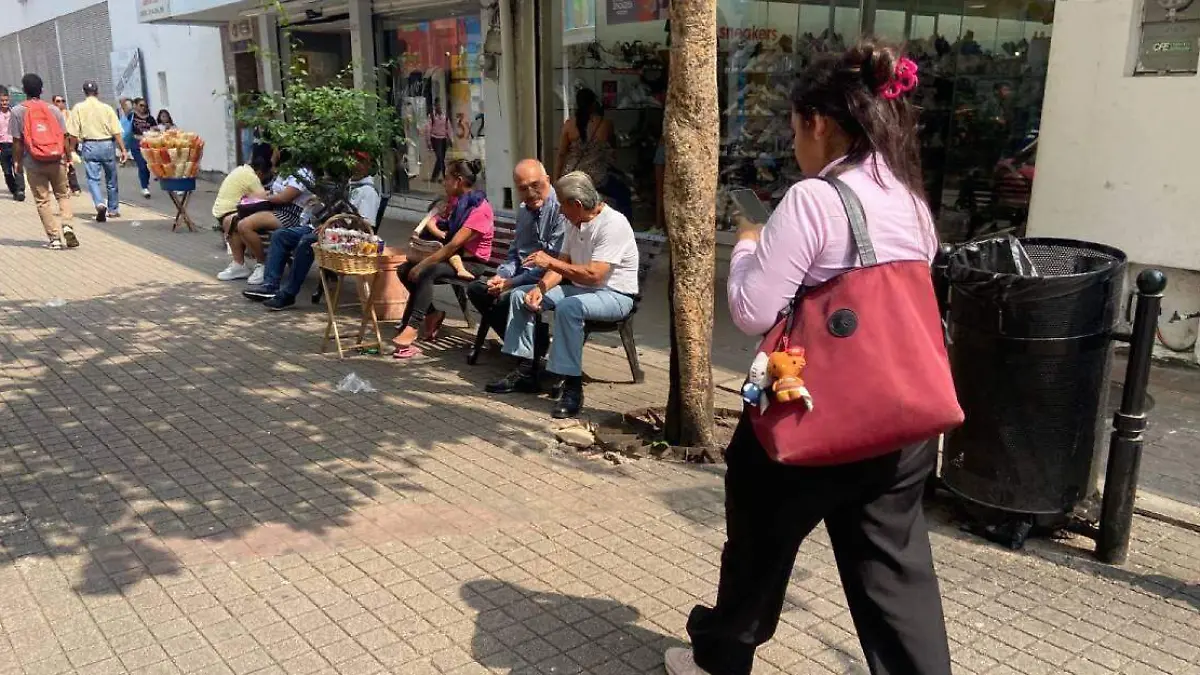 Mujer-Caminando-En-El-Barrio-Mágico