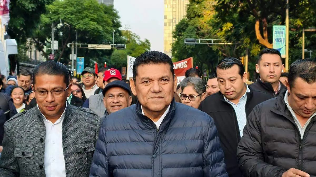 Javier-May-Con-La-Mirada-Fija