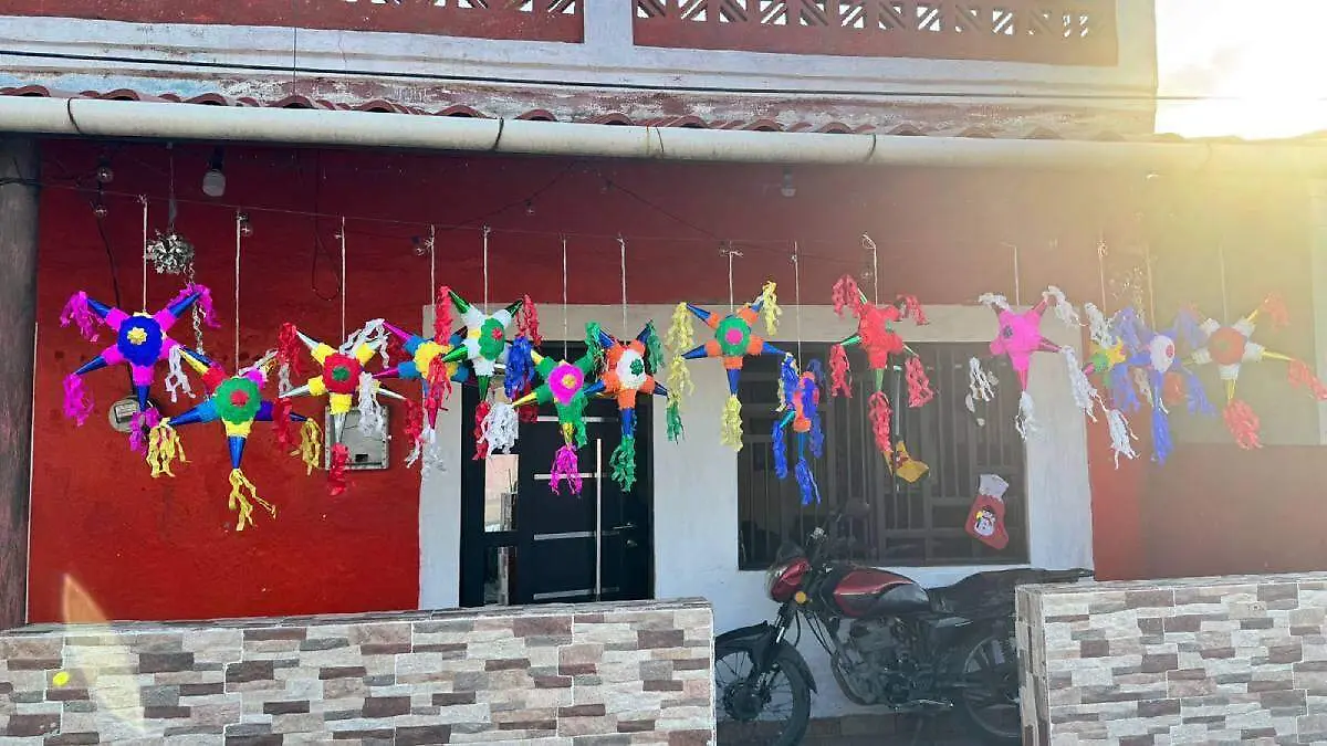 Piñatas-Exhibidas-Fuera-De-Una-Casa