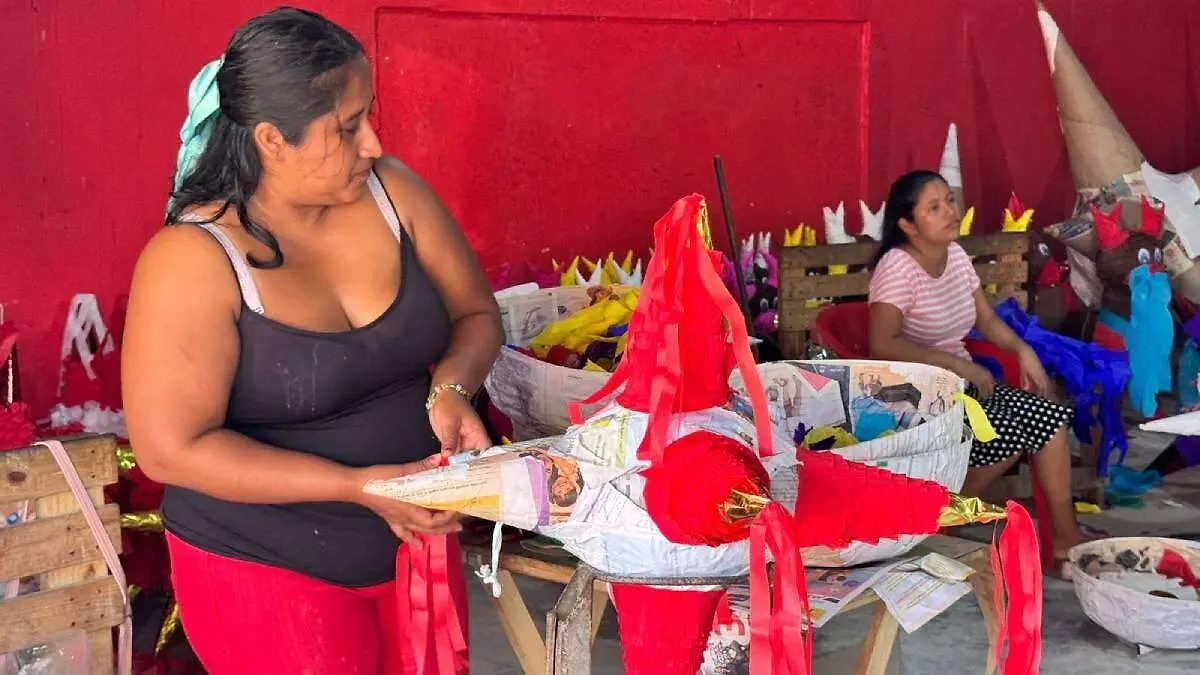 Mujer-Realizando-Una-Piñata