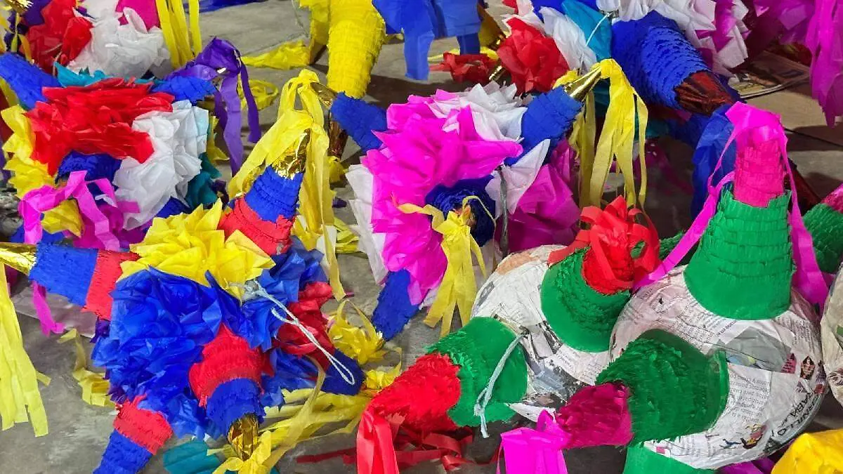 Piñatas-Multicolores-En-Forma-De-Estrella