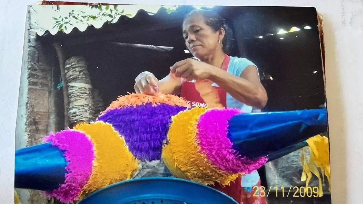 Mujer-Decora-Una-Piñata