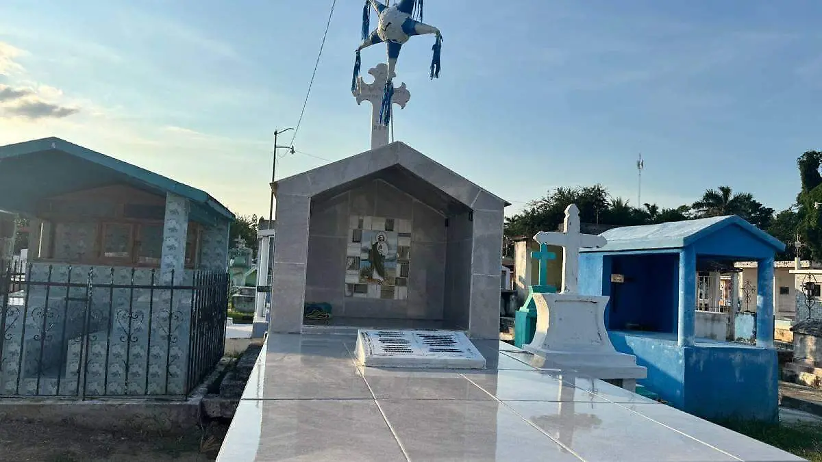 Tumba-De-Maestro-Piñatero