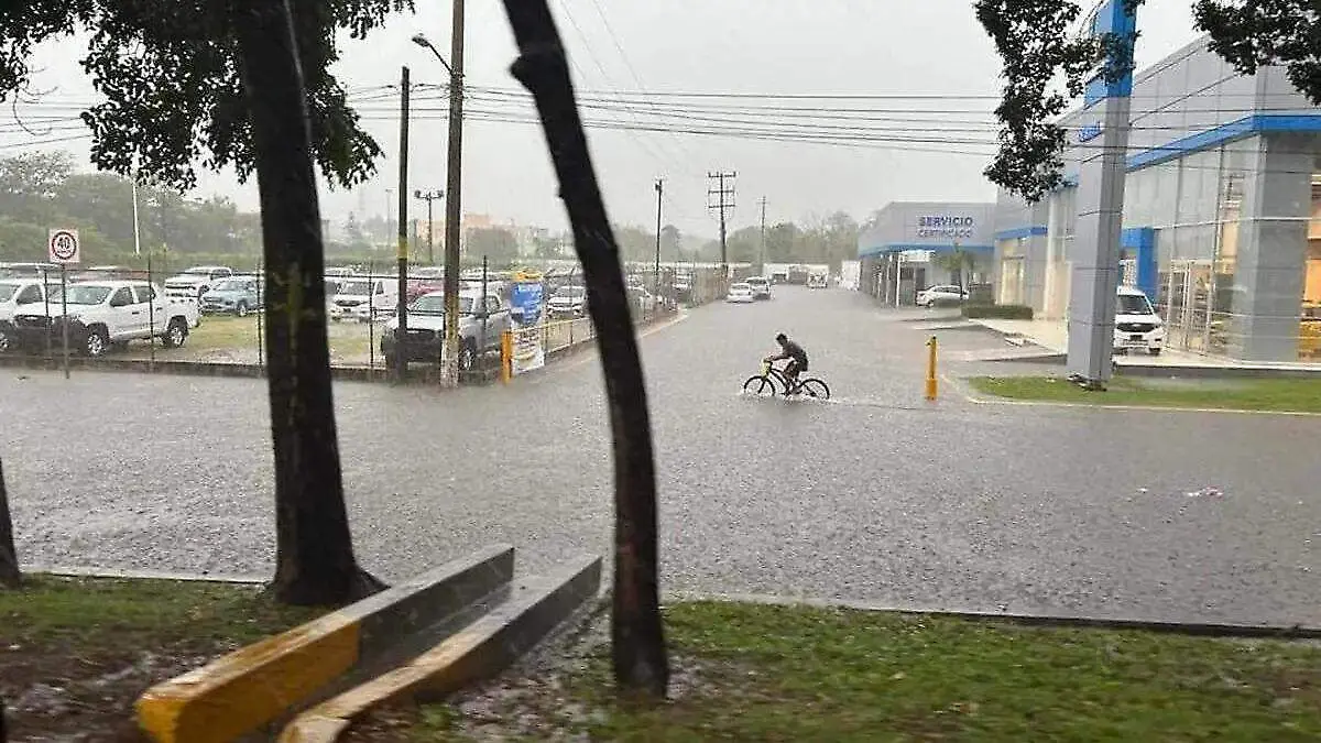 Hombre-Intenta-Circular-En-Bicicleta-En-Torrencial-Aguacero