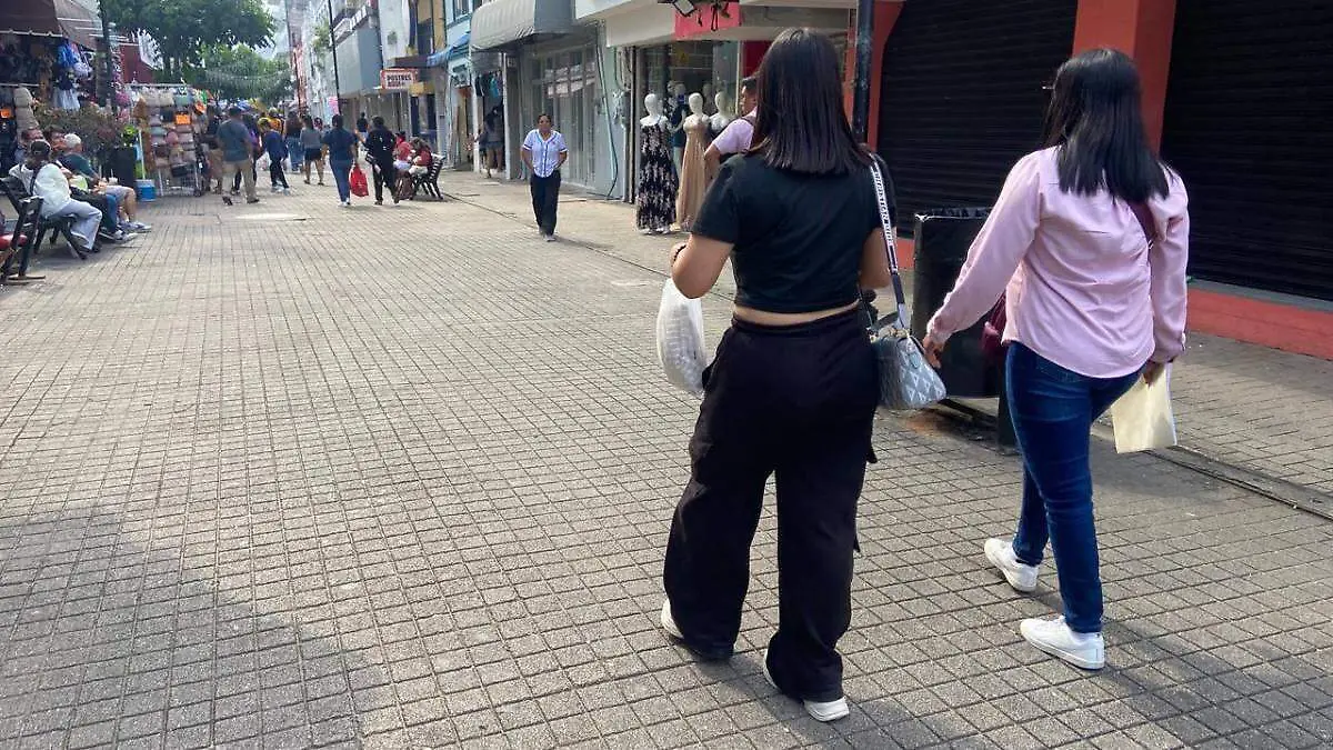 Jóvenes-Caminando-En-Zona-Luz