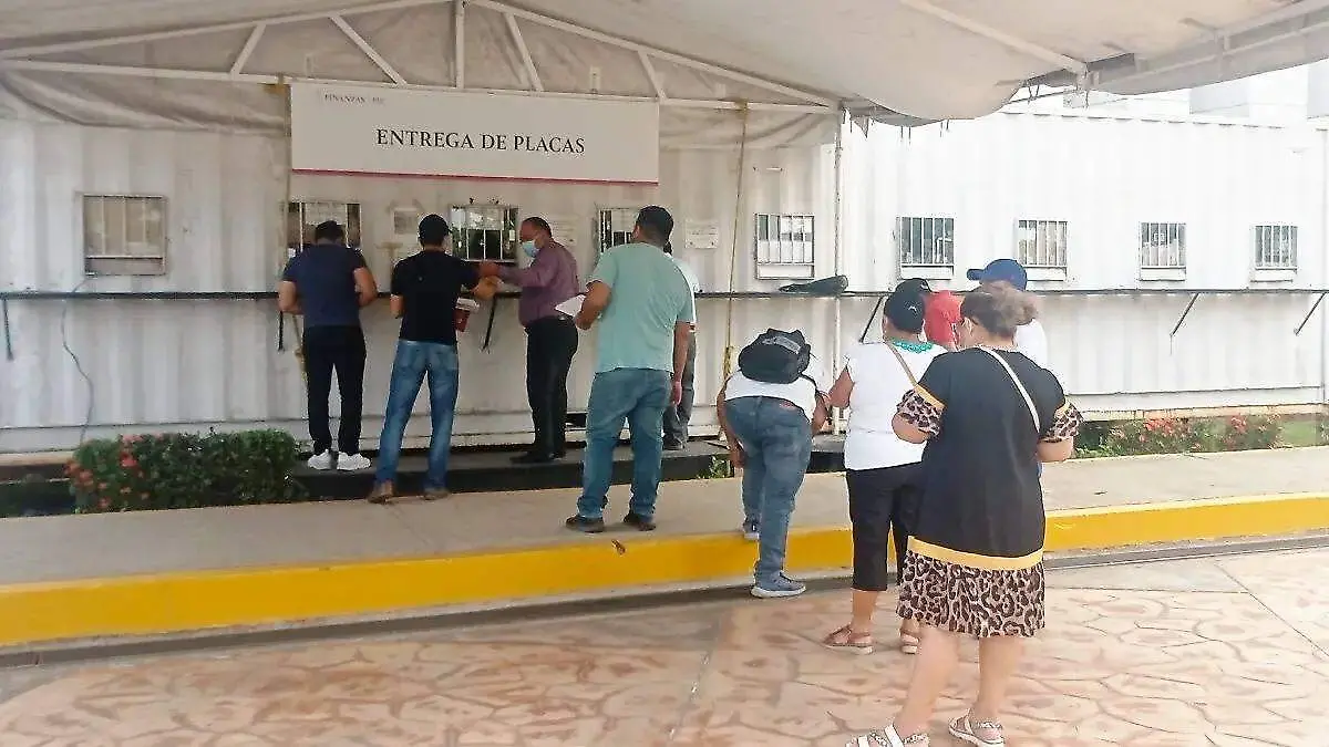 Personas-Realizando-Canje-De-Placas