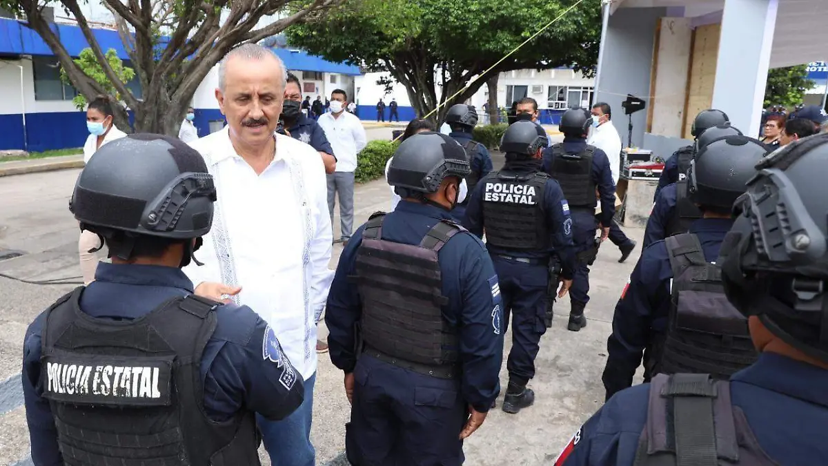 Carlos Merino y policias