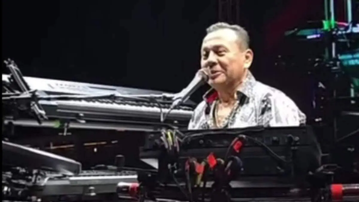 Alfredo-El-Pulpo-Interpetendo-Una-De-Sus-Canciones