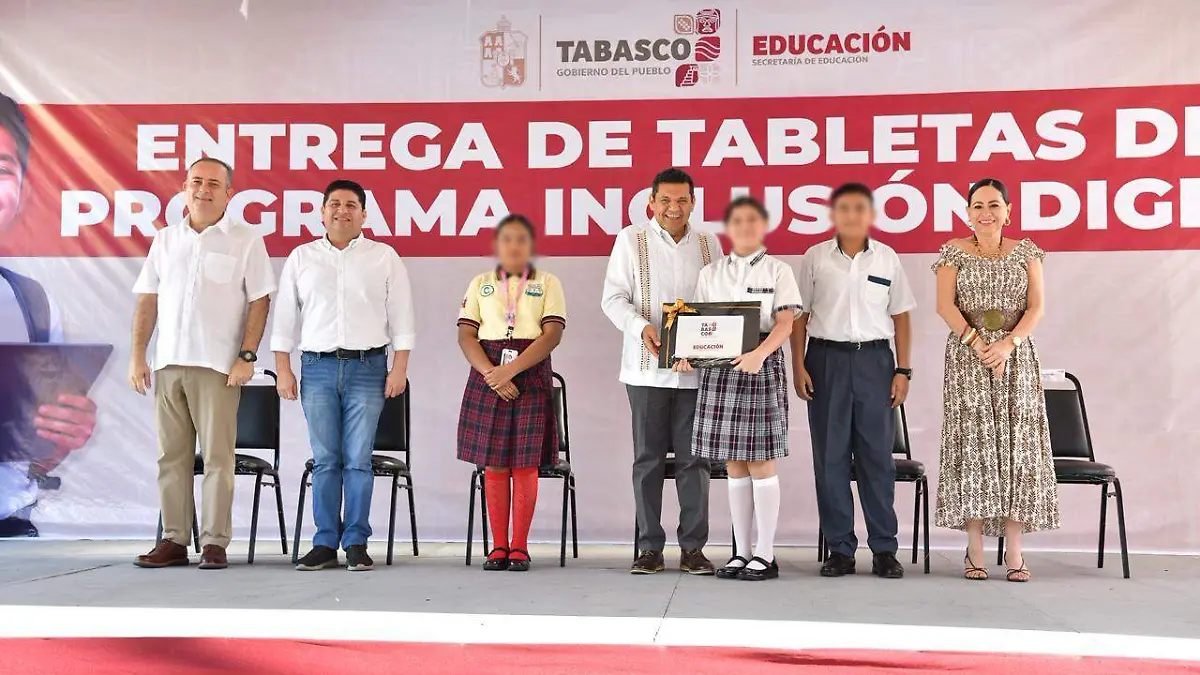 javier may entrega tabletas