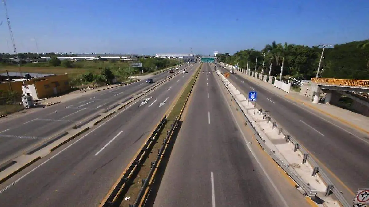 Carretera-De-Tabasco-En-Un-Día-Soleado