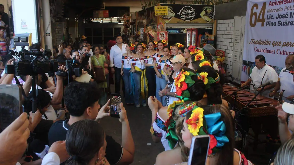 Como parte de las actividades de la prefería este miércoles las aspirantes al título de Flor de Oro 2026 realizan un recorrido por el mercado público José María Pino Suárez (2)