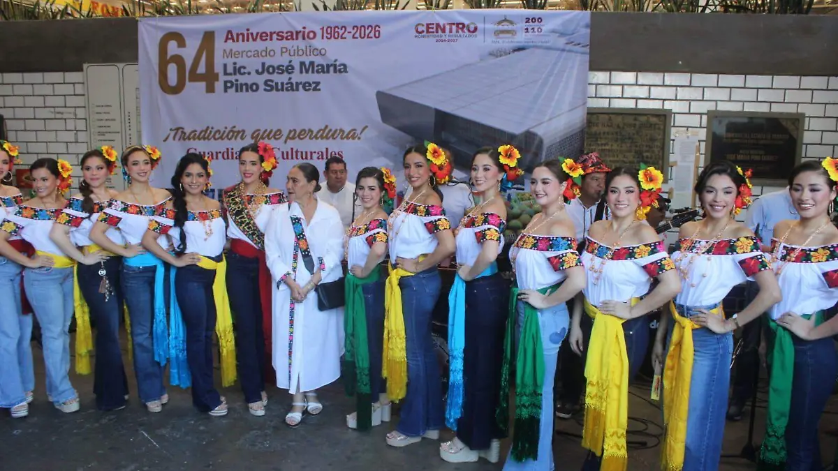 Como parte de las actividades de la prefería este miércoles las aspirantes al título de Flor de Oro 2026 realizan un recorrido por el mercado público José María Pino Suárez (3)