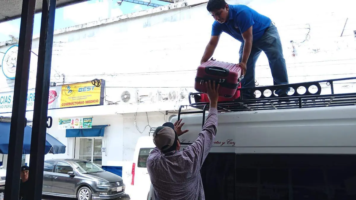 operadores de viajes económicos  y empresas que rentan autobuses  turísticos reconocen que ya empiezan a sentir los estragos en sus operaciones-MARCO LOPEZ (2)