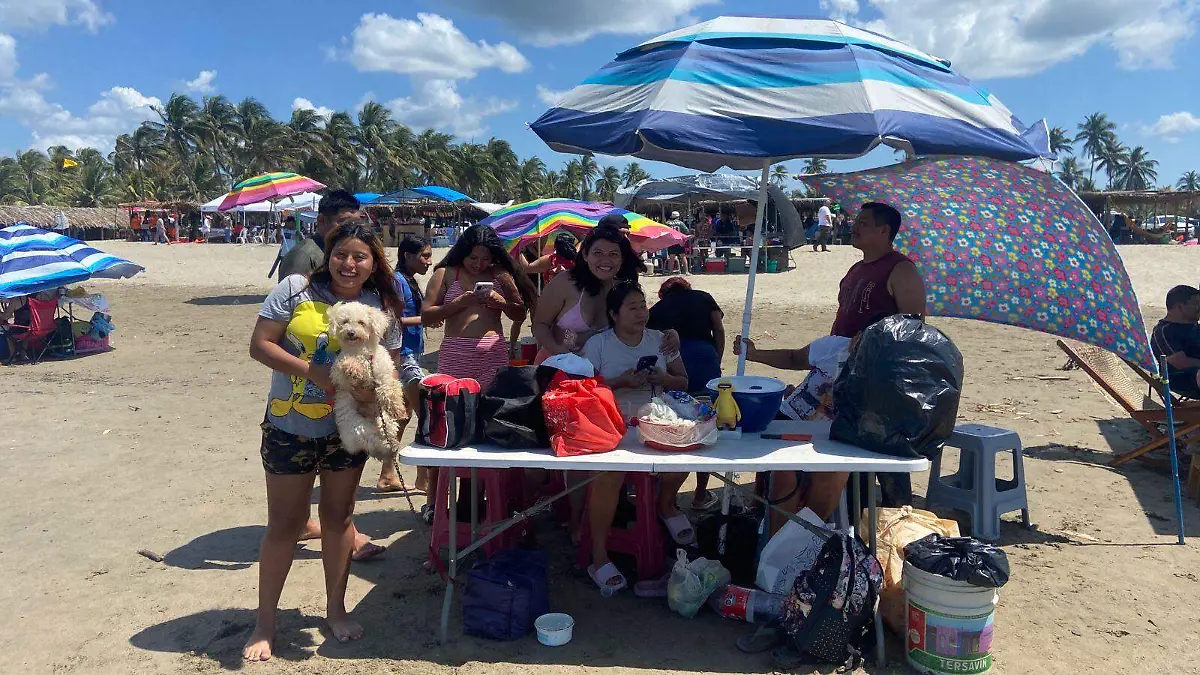 Familias-Llevan-A-Sus-Mascotas-A-La-Playa
