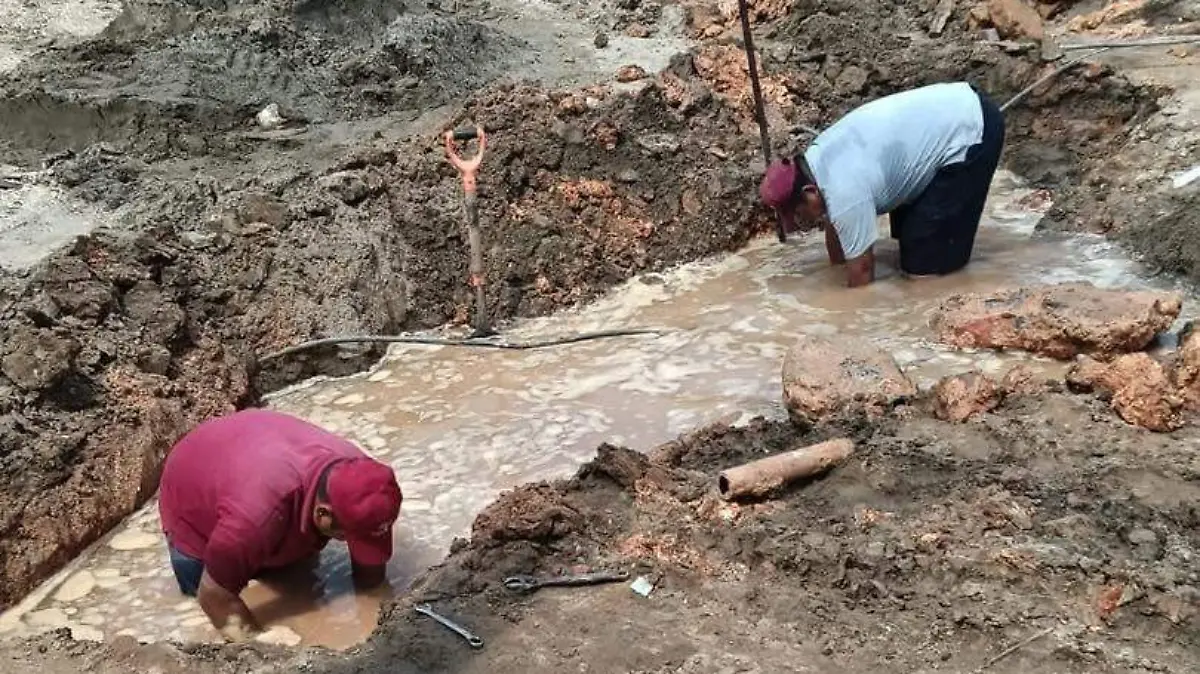 Brigadas del SAS Centro reparan fuga de agua