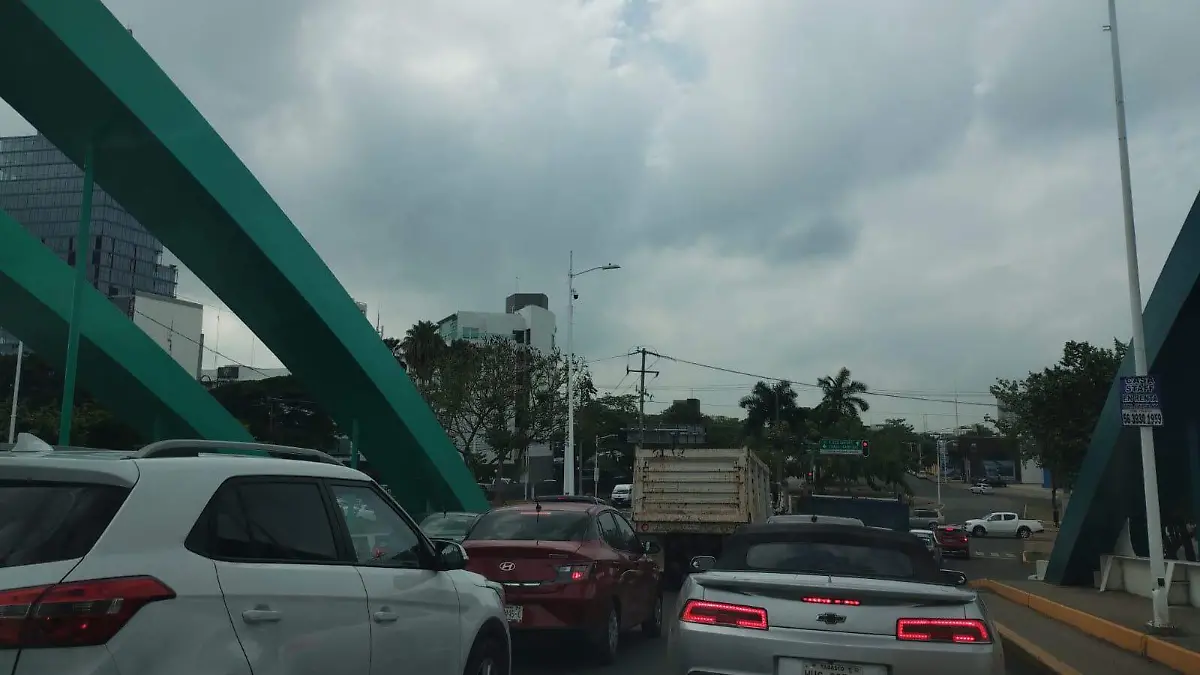 Cielo nublado en Villahermosa y tráfico pesado