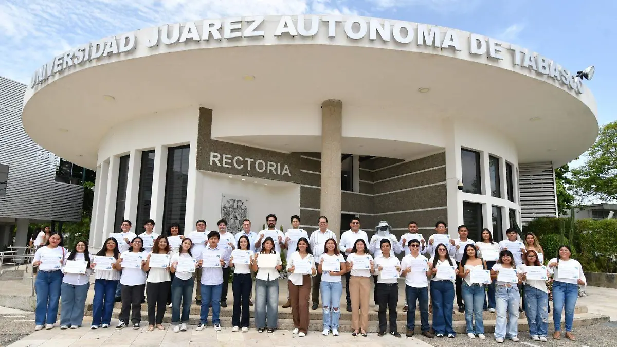 Alumnos UJAT RECTORÍA
