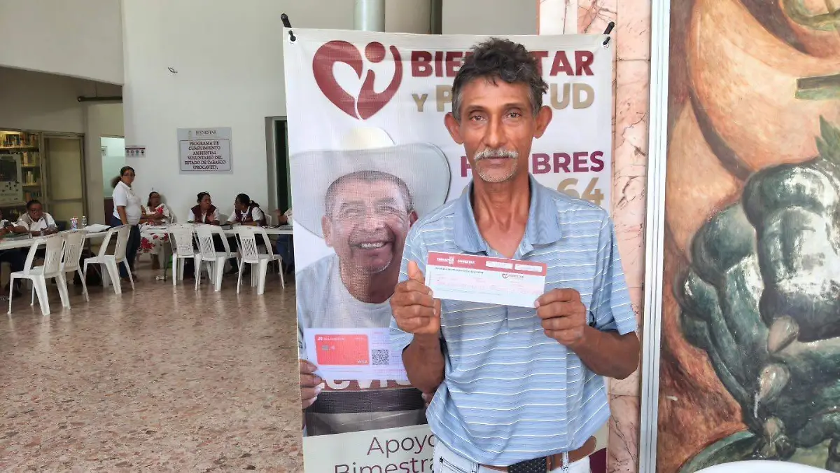 Tabasqueños muestra su registro a la pensión del Bienestar