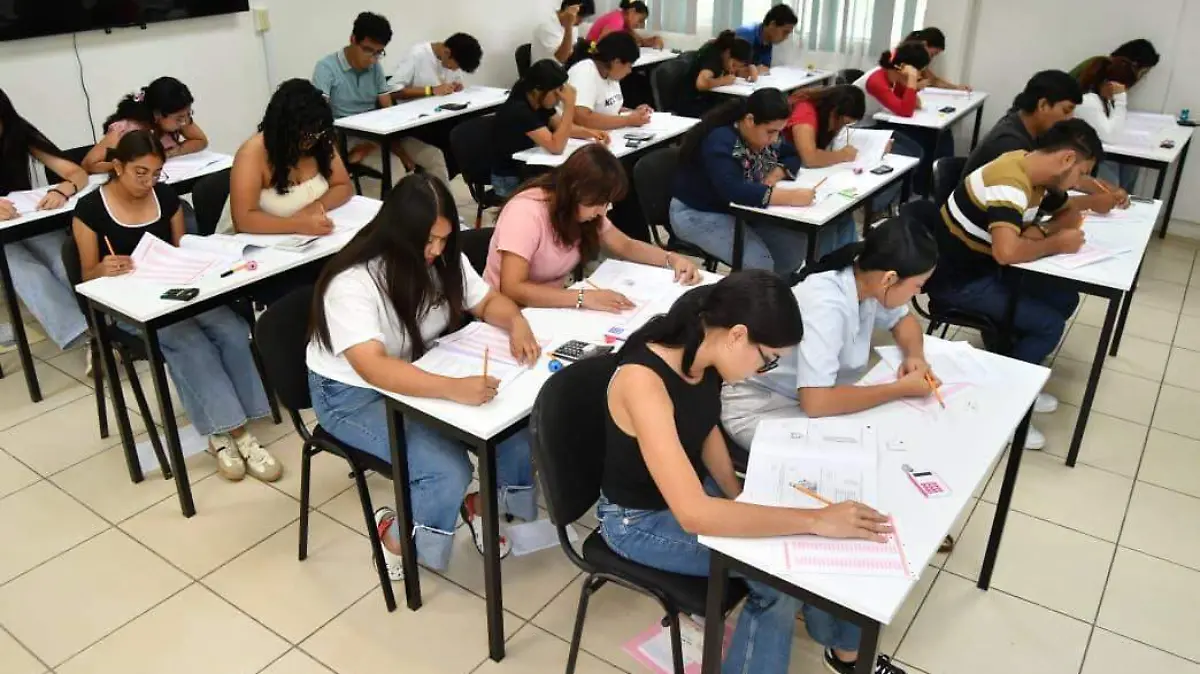 Jóvenes presentan exámen de admisión en la UJAT