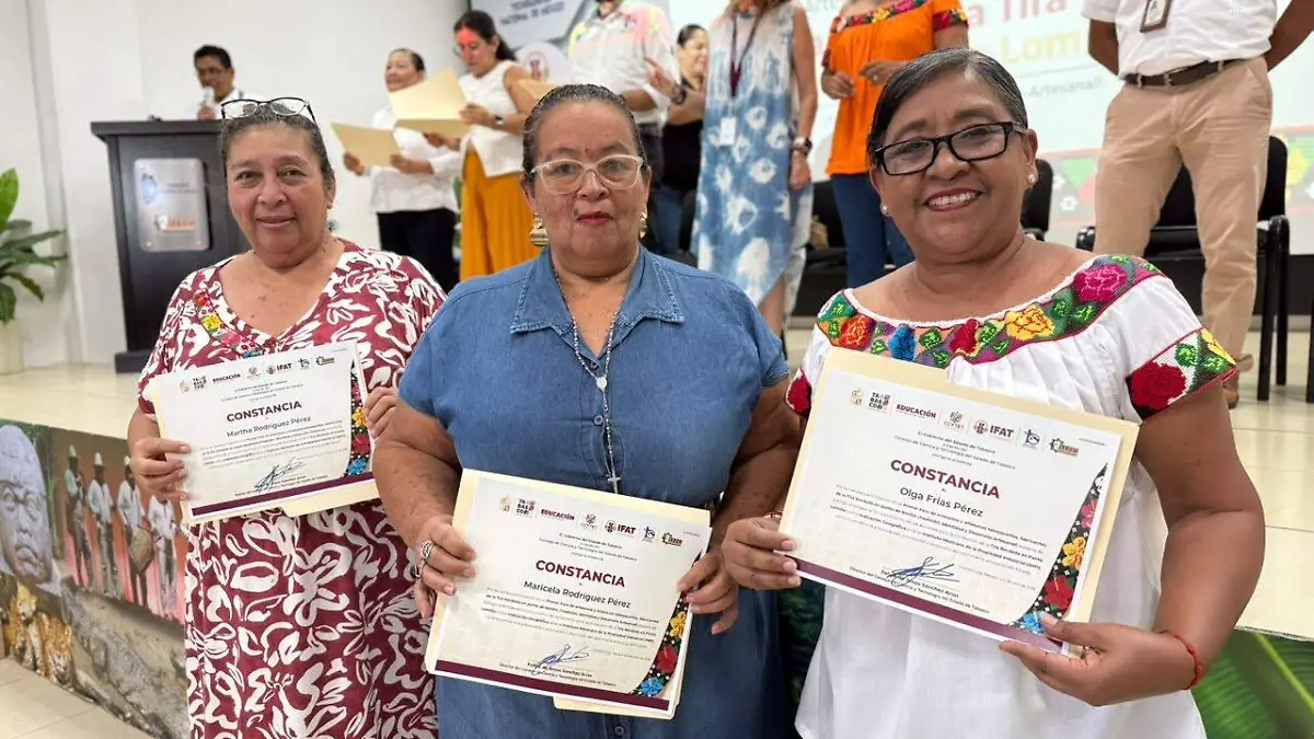 Artesanas muestran sus constancias de participación que recibieron en el foro de tira boradada