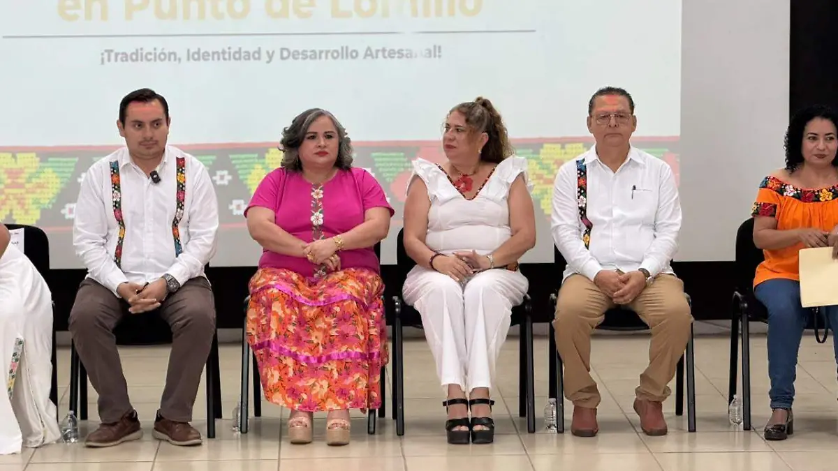 Personalidades que encabezaron el Foro de Artesanía de Tira Bordada en Punto de Lomillo
