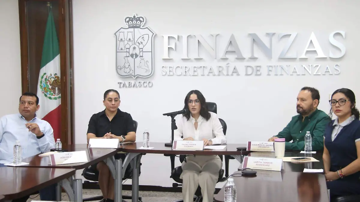 Talina Ferrer Cadenas secretaria de administración y finanzas-javier chavez (1)