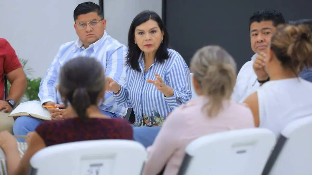 La presidenta municipal con delegados