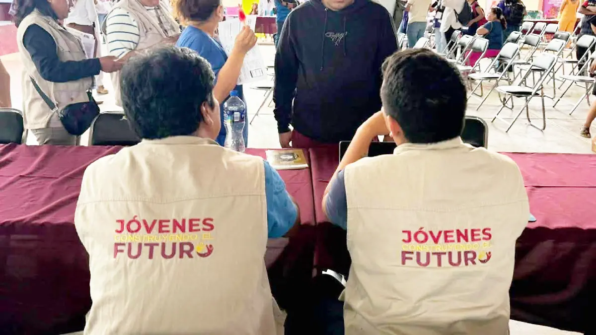 Jovenes constryendo el futuro