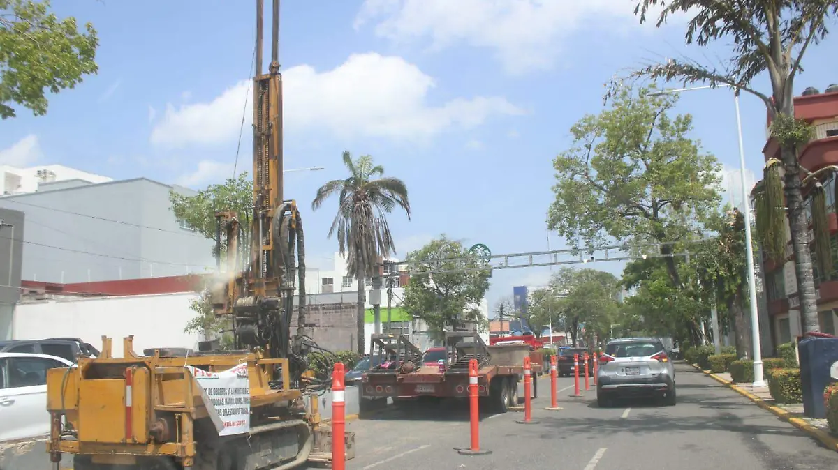 Personal de la Secretaría de Ordenamiento Territorial y Obras Públicas colocó este viernes 17 de julio de 2026, maquinaria y equipo en la avenida Paseo Tabasco-javier chavez (1)