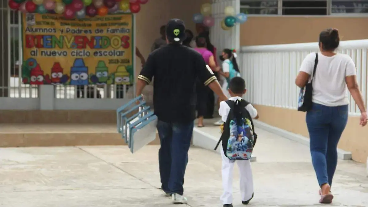 el interés de que los celulares se prohiban en las escuelas en Tabasco-MARCO LOPEZ (2)