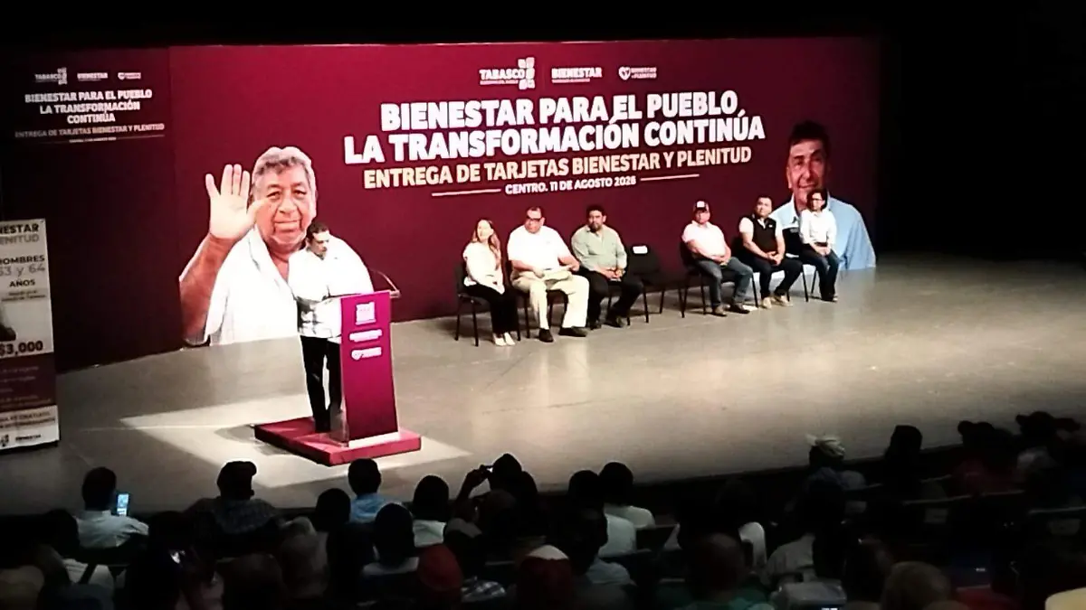 el gobernador Javier May Rodríguez al encabezar la entrega de más de 500 tarjetas del programa Bienestar y Plenitud.-jesus dominguez