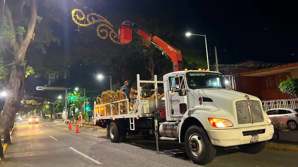Colicación de adornos patrios en Villahermosa