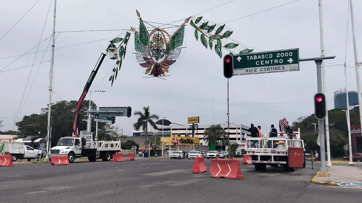 Continúan los trabajos de instalación de los adornos patrios -jesus dominguez (2)